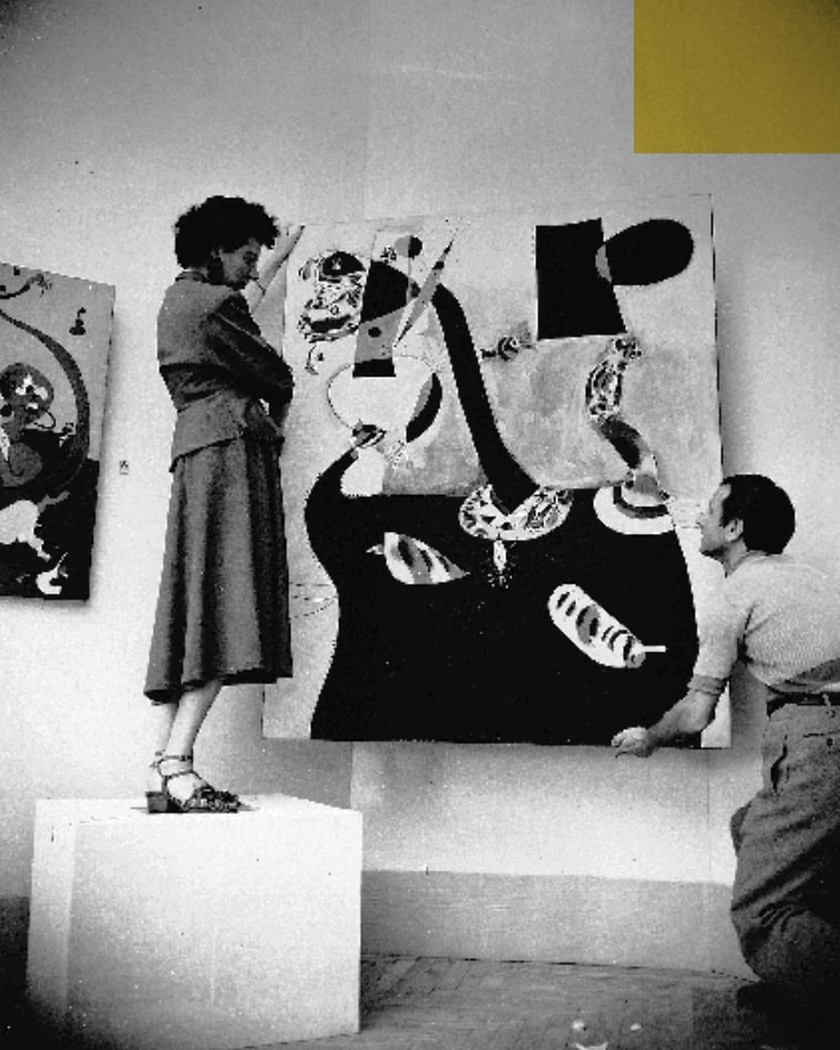 Peggy Guggenheim a Görög Pavilonban saját Miróit akasztja fel a falra, 1948-ban © The Solomon R. Guggenheim Foundation, Photo Archivio Cameraphoto Epoche, Gift of Cassa di Risparmio di Venezia, 2005